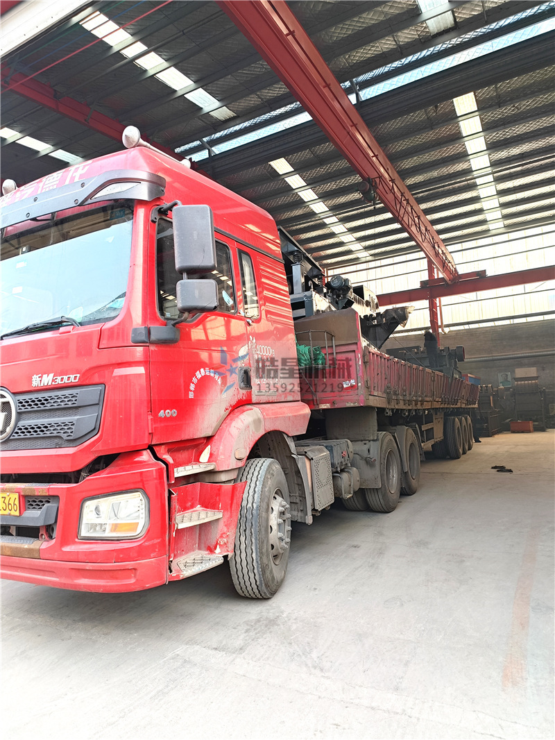1300<a href='http://mylaomao.com/feilv/852.html' target='_blank'><span>铝合金破碎机</span></a>设备装车发货发往山东
